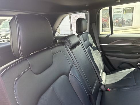 Used 2022 Jeep Grand Cherokee Overland AWD/4WD image 16