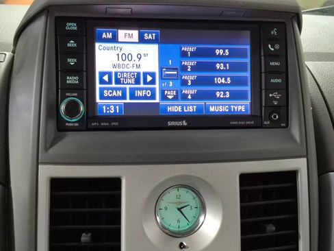 Used 2009 Chrysler Town & Country Touring FWD image 19