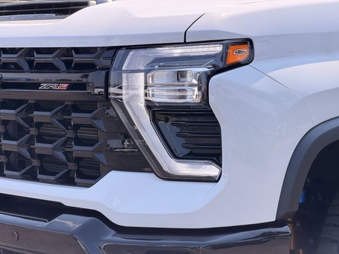 Used 2025 Chevrolet Silverado 2500 ZR2 w/ Technology Package AWD/4WD image 14