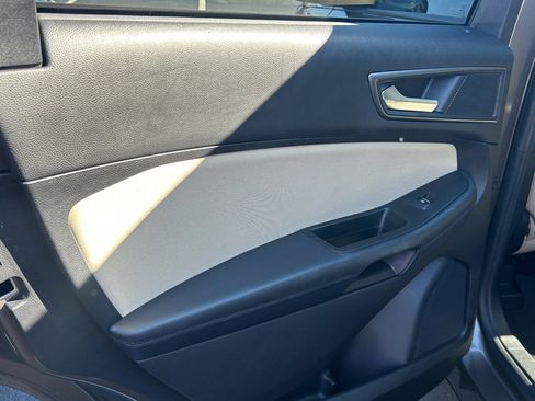 Used 2019 Ford Edge SE image 27