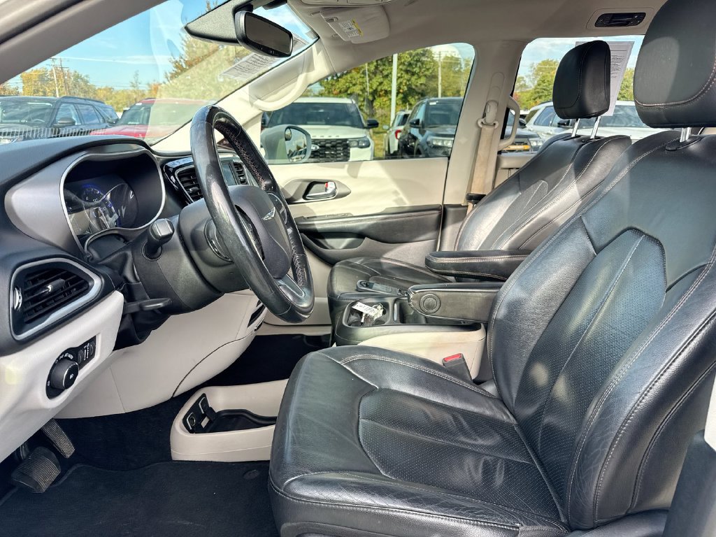 Used 2020 Chrysler Pacifica Touring-L FWD image 19
