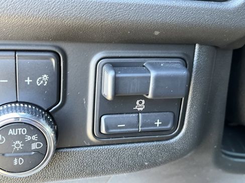 Used 2024 GMC Yukon SLT w/ SLT Luxury Package image 32