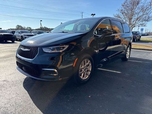 Used 2024 Chrysler Pacifica Touring-L image 4