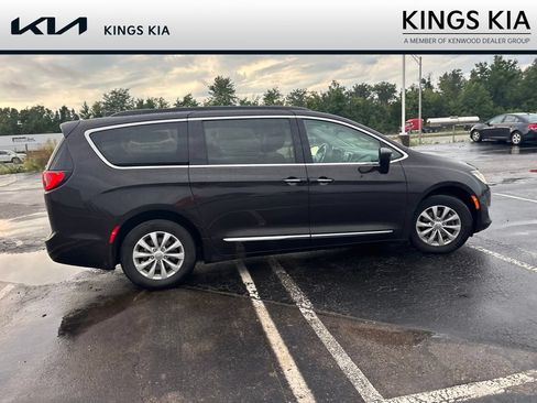 Used 2017 Chrysler Pacifica Touring-L FWD image 8