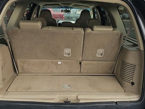 Used 2005 Ford Expedition XLT image 26