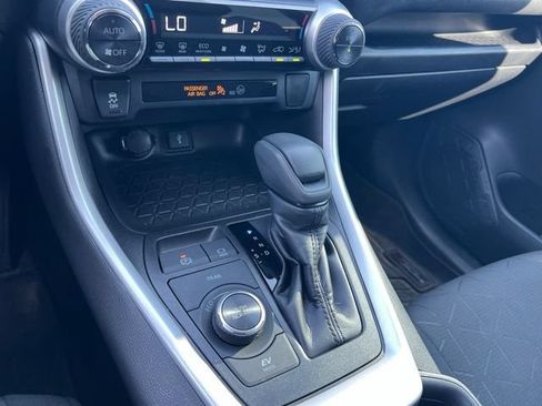 Used 2021 Toyota RAV4 XLE w/ Carpet Mat Package (TMS) AWD/4WD image 17