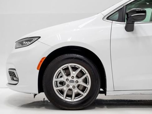 Used 2024 Chrysler Pacifica Touring-L FWD image 33