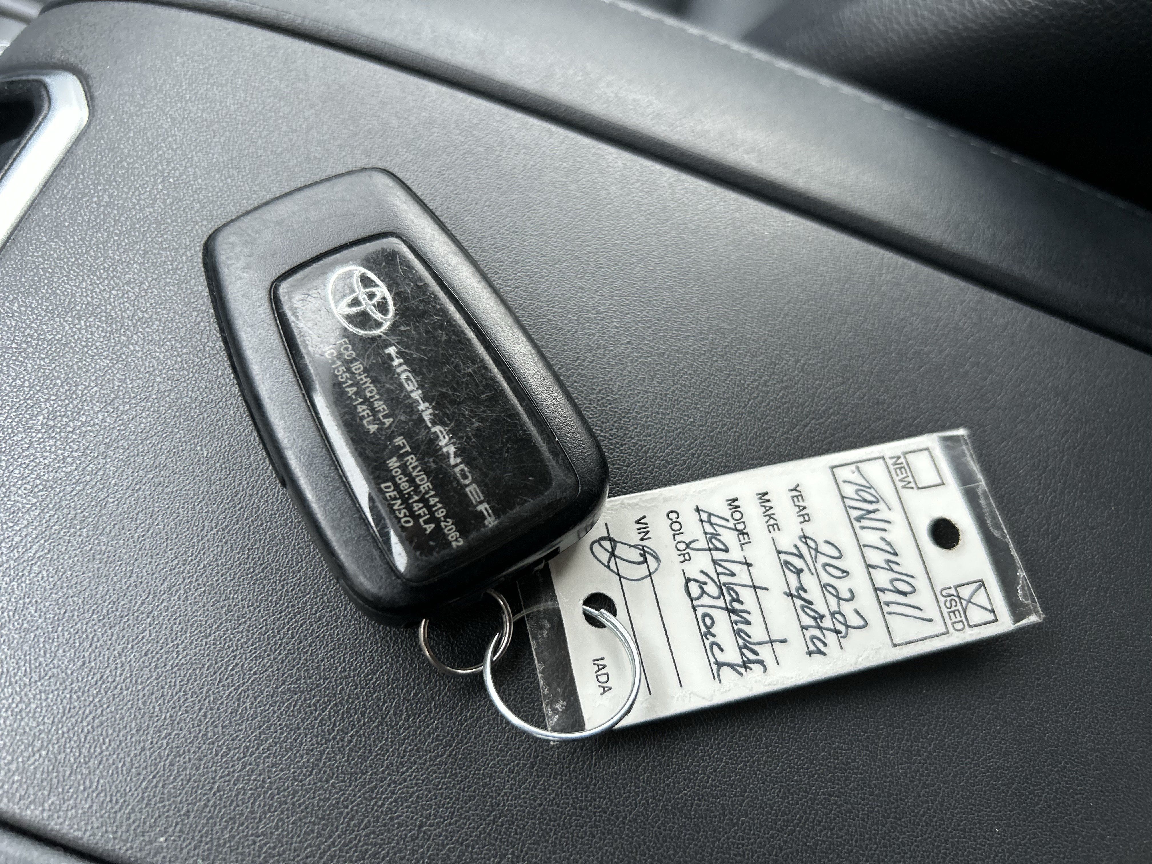 Used 2022 Toyota Highlander XLE AWD/4WD image 24