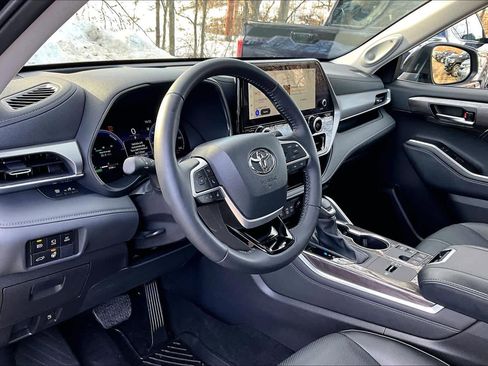 Used 2025 Toyota Highlander Platinum image 16