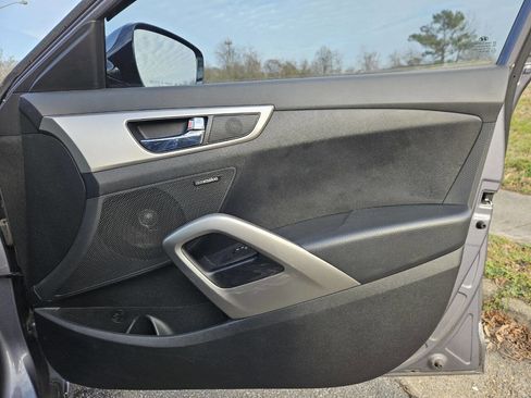 Used 2017 Hyundai Veloster Value Edition image 16