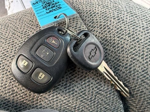 Used 2010 Chevrolet Express 2500 image 18