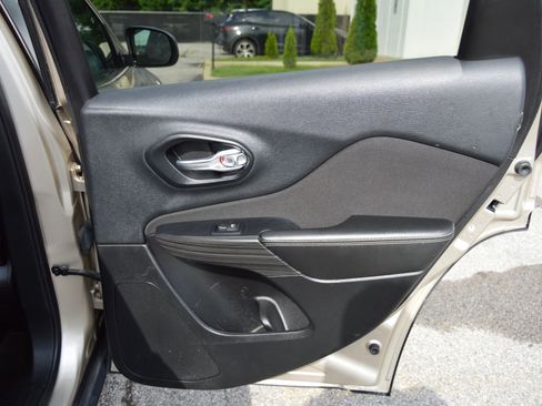 Used 2015 Jeep Cherokee Latitude image 21