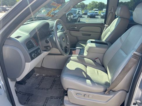 Used 2013 Chevrolet Avalanche LTZ AWD/4WD image 9