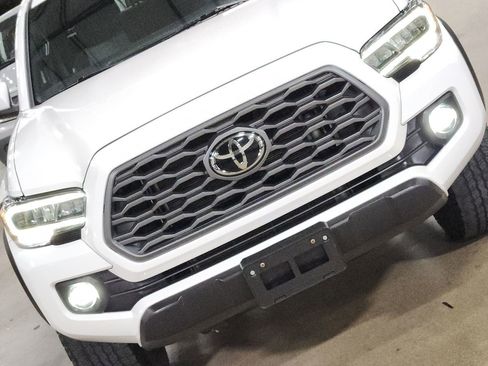 Used 2022 Toyota Tacoma TRD Off-Road AWD/4WD image 19
