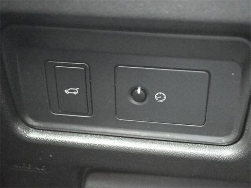 Used 2017 Land Rover Discovery Sport SE image 28