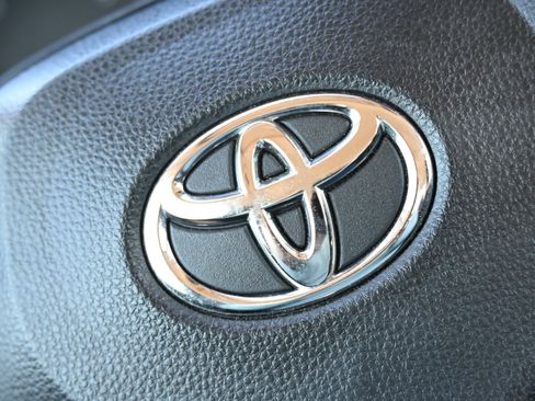 Used 2025 Toyota Corolla LE FWD image 31