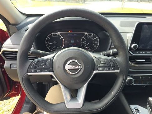 Used 2025 Nissan Altima 2.5 SV image 13