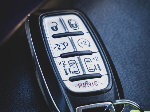 Used 2020 Chrysler Pacifica Touring-L image 7