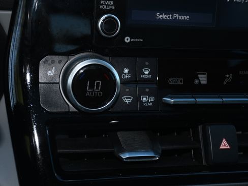 Used 2022 Toyota Highlander XLE image 14