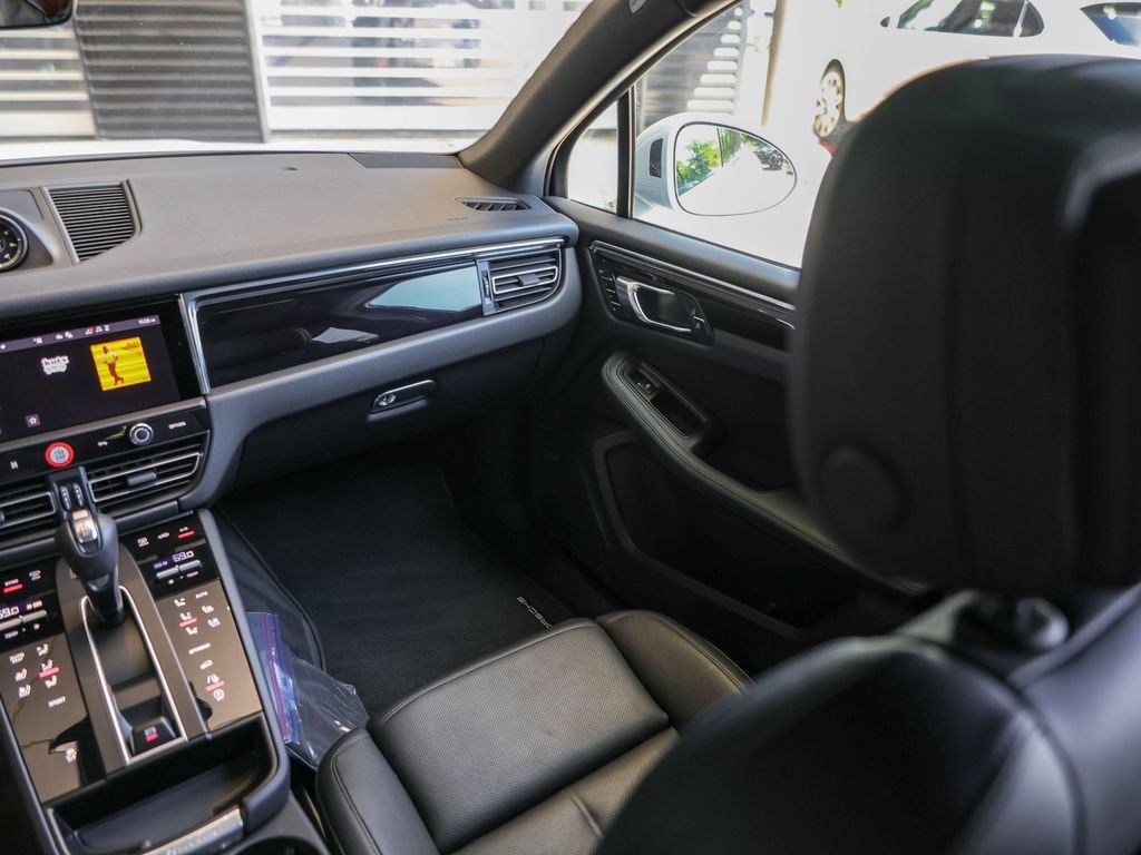 Certified 2026 Porsche Macan AWD/4WD image 34