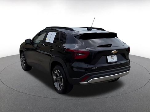 Used 2025 Chevrolet Trax LT FWD image 11