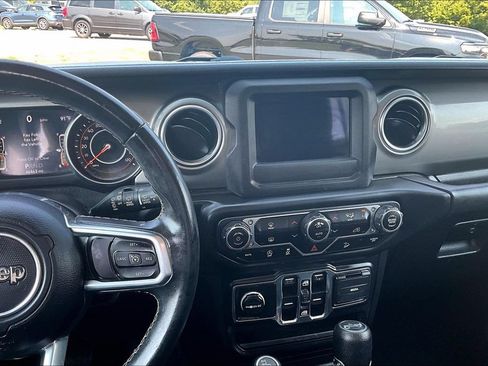 Used 2019 Jeep Wrangler Unlimited Sahara AWD/4WD image 6
