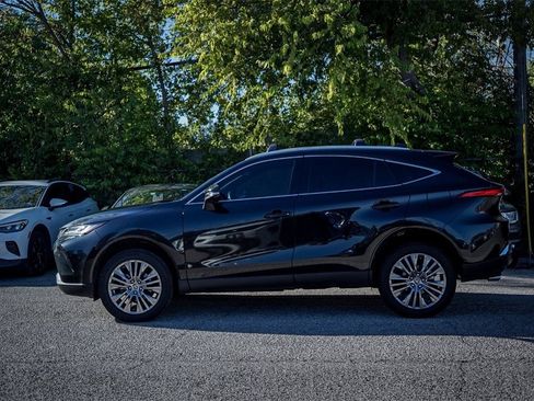 Used 2024 Toyota Venza LE image 3