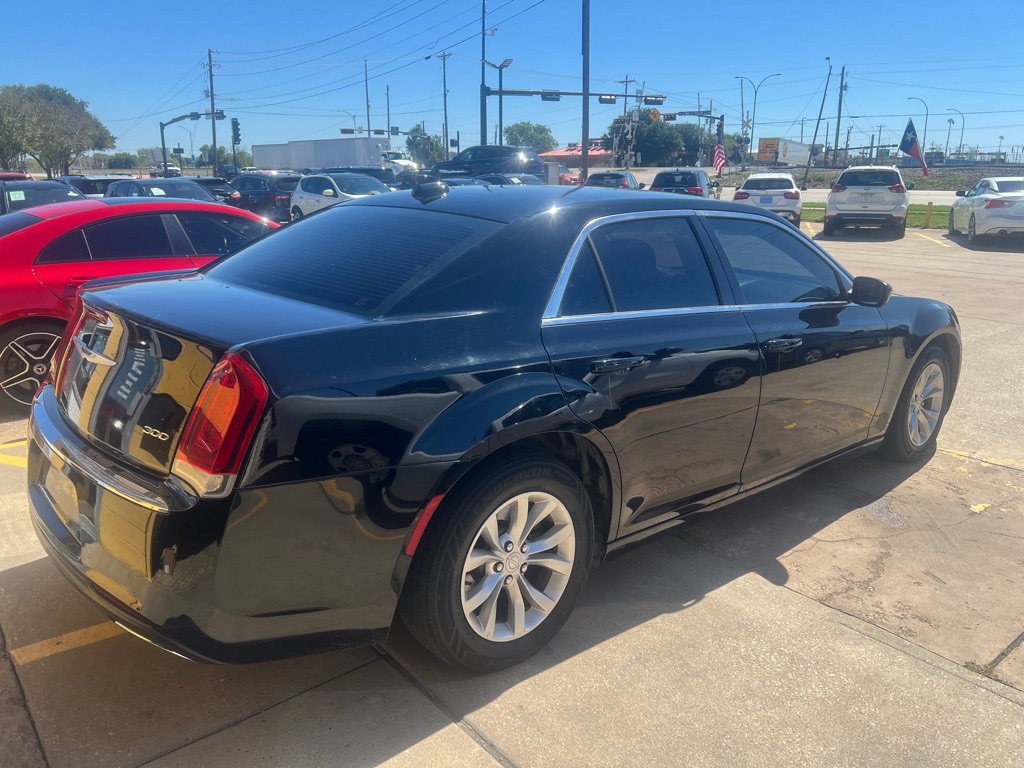 Used 2018 Chrysler 300 Touring RWD image 6