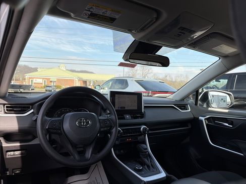 Used 2025 Toyota RAV4 XLE AWD/4WD image 14