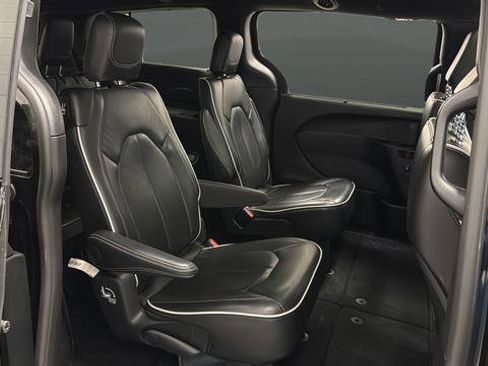 Used 2025 Chrysler Pacifica Limited image 26