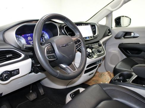 Used 2024 Chrysler Pacifica Touring-L image 17