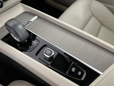 Certified 2024 Volvo XC60 B5 Plus image 21