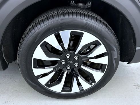 Used 2025 Ford Explorer Platinum w/ LUX Leather Package AWD/4WD image 25