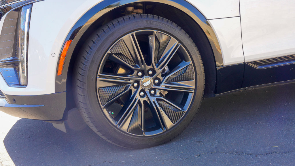 Certified 2024 Cadillac Lyriq Sport AWD/4WD image 7