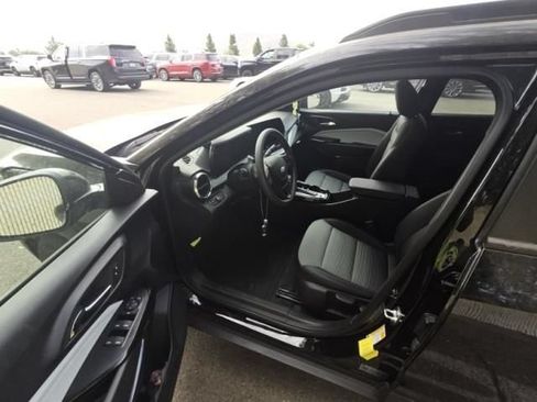 Used 2025 Chevrolet Trax LT FWD image 3
