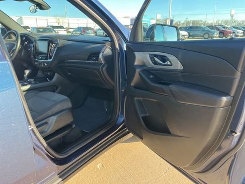 Used 2023 Chevrolet Traverse LT image 50