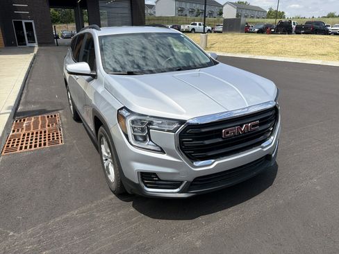 Used 2022 GMC Terrain SLE w/ Driver Convenience Package FWD image 4
