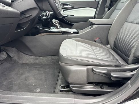 Certified 2025 Chevrolet Trax LT w/ LT Convenience Package image 10