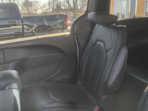 Used 2021 Chrysler Pacifica Touring-L w/ Uconnect Theater Family Group image 3