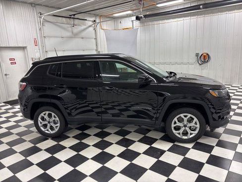 Used 2026 Jeep Compass Latitude AWD/4WD image 3