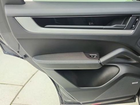 Used 2025 Porsche Cayenne w/ Premium Package image 31