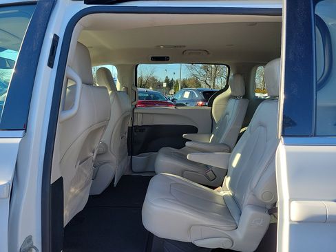 Used 2021 Chrysler Voyager Lxi FWD image 10