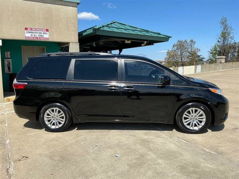 Used 2016 Toyota Sienna XLE w/ XLE Navigation Package FWD image 9