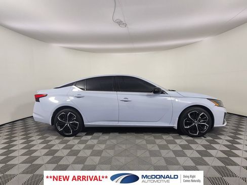 Used 2023 Nissan Altima 2.5 SR AWD/4WD image 6