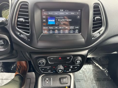 Used 2020 Jeep Compass Latitude w/ Cold Weather Group FWD image 20