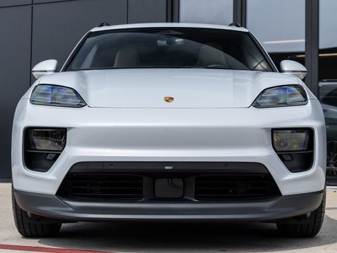 New 2025 Porsche Macan 4S Electric image 8