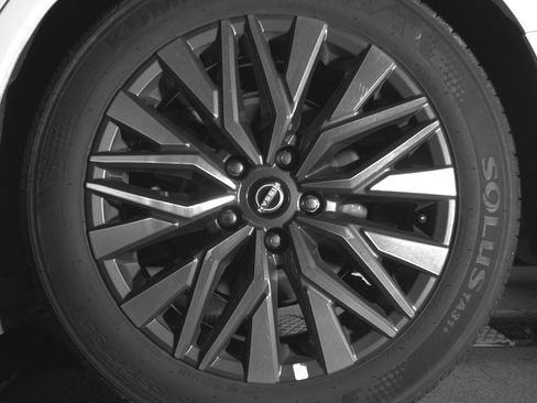 Used 2025 Nissan Altima 2.5 SV FWD image 14