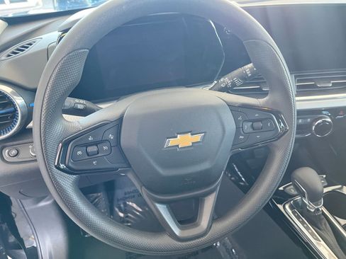 Used 2025 Chevrolet Trax LT image 28