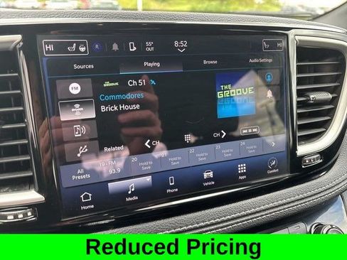 Used 2023 Chrysler Pacifica Touring FWD image 21