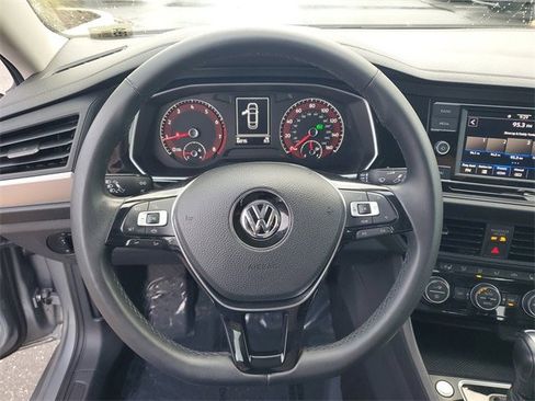 Used 2020 Volkswagen Jetta SE w/ SE Cold Weather Package image 17